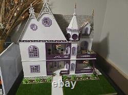 Beautiful dollhouse 124 scale with furniture and turnable base