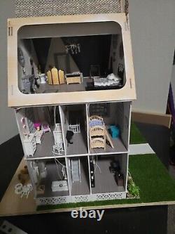 Beautiful dollhouse 124 scale with furniture and turnable base