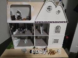 Beautiful dollhouse 124 scale with furniture and turnable base