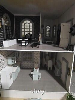 Beautiful dollhouse 124 scale with furniture and turnable base