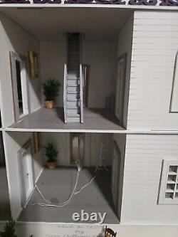 Beautiful dollhouse 124 scale with furniture and turnable base