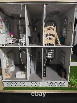 Beautiful dollhouse 124 scale with furniture and turnable base