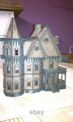 Leon Gothic 148 scale Dollhouse Kit