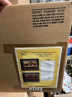 Vintage Hofco Wood Dollhouse THE JUNIOR COLLECTOR SERIES Country Victorian Kj65